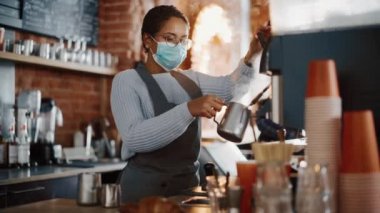 Yüz Maskeli Kadın Kafede Kahve Yapıyor