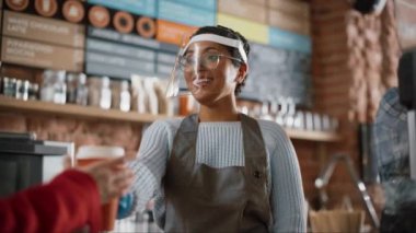 Kafe çalışanları Covid Face Shields 'da çalışıyor.