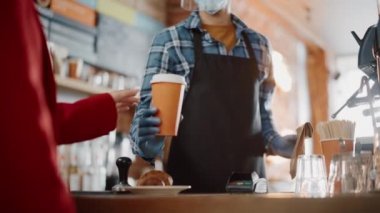 Barista bir kahve verdi.