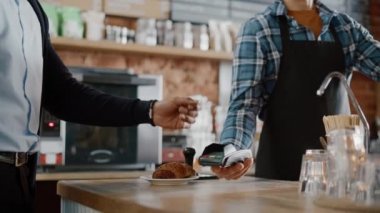 NFC Kart Ödemesi ile Müşteri Kahve İçin Öder