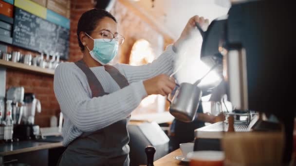 Γυναίκα Barista στη μάσκα προσώπου κάνει καφέ στο καφέ — Αρχείο Βίντεο