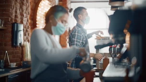 Karyawan Kafe Bekerja di Topeng Wajah — Stok Video