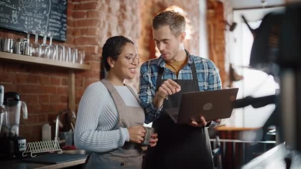 Pemilik Kafe Perempuan dan Pria Diskusi Bekerja di Laptop — Stok Video