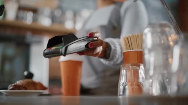 Cliente paga por café con pago móvil NFC — Vídeo de stock