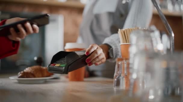 Cliente paga por café con pago móvil NFC — Vídeo de stock