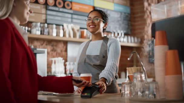 Il cliente paga per il caffè con NFC Mobile Payment — Video Stock