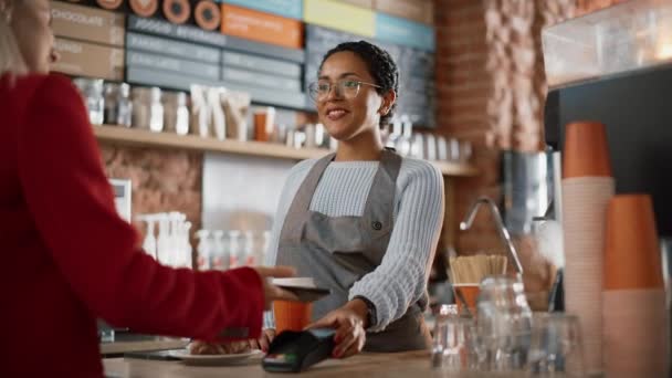 Клиент оплачивает кофе с помощью NFC Mobile Payment — стоковое видео