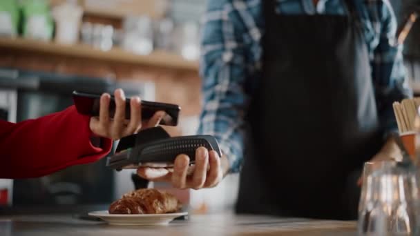 Klient platí za kávu s NFC mobilní platbou — Stock video