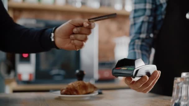 Клиент оплачивает кофе с помощью NFC-карты — стоковое видео