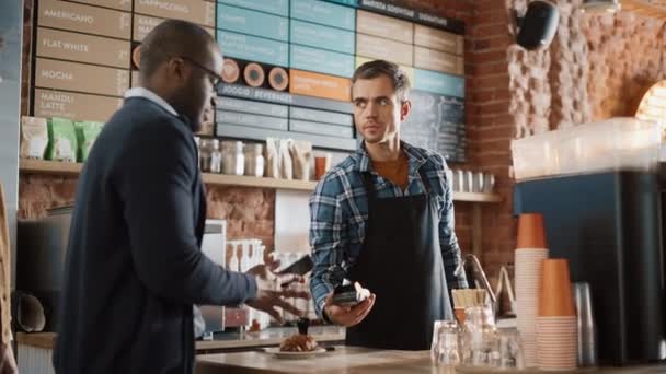 Kunden betalar för kaffe med NFC Mobile Payment — Stockvideo