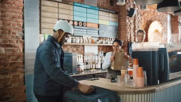 Curierul de livrare a alimentelor preia comanda de la cafenea — Videoclip de stoc