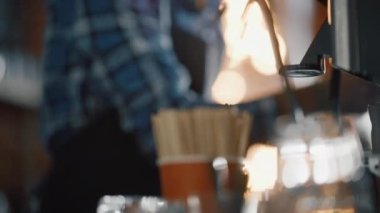 Barista Cafe 'de Kahve Yapıyor