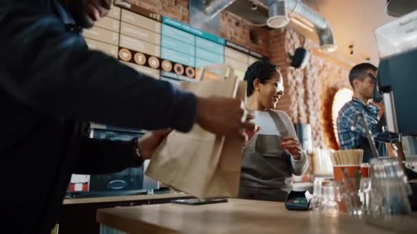 Food Delivery Courier haalt op bestelling van Coffee Shop — Stockvideo