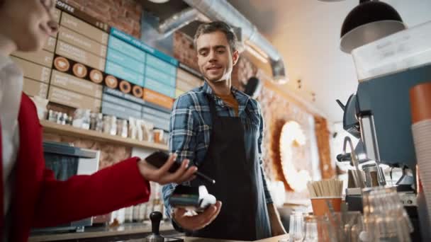 Klient platí za kávu s NFC mobilní platbou — Stock video