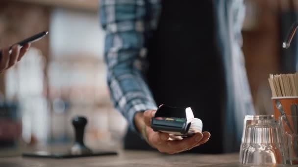 Il cliente paga per il caffè con NFC Mobile Payment — Video Stock