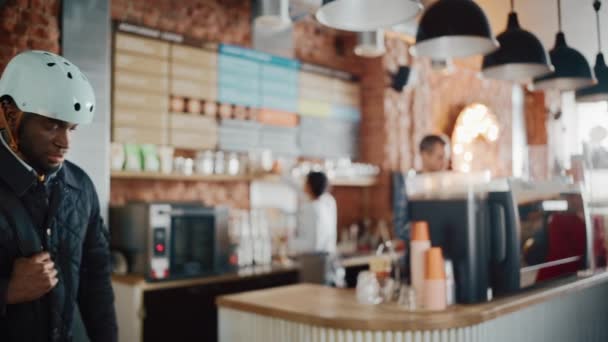 Yemek Teslimatı Kuryesi Kahve Dükkanı 'ndan sipariş aldı — Stok video