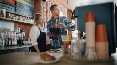 Kahve Dükkanı Sahibi, Barista ile Tableti Kontrol Ediyor