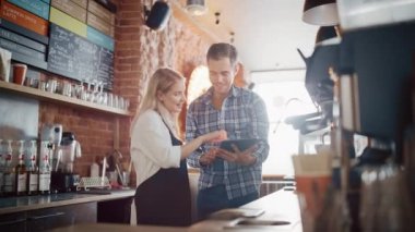 Kahve Dükkanı Sahibi, Barista ile Tableti Kontrol Ediyor