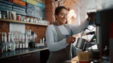 Kahve dükkanında Mutlu Latin Barista