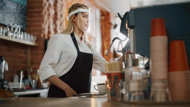 Сотрудник кофейни носит щит для лица — стоковое видео