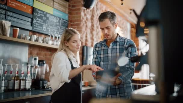 Καφετέρια Ιδιοκτήτης Έλεγχος Tablet με Barista — Αρχείο Βίντεο