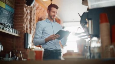Kahve Dükkanı Sahibi Tablet Bilgisayar Kullanıyor