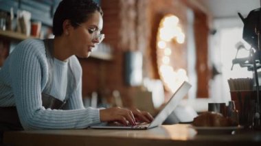 Kahve Dükkanı İşçisi Laptop Bilgisayar Kullanıyor