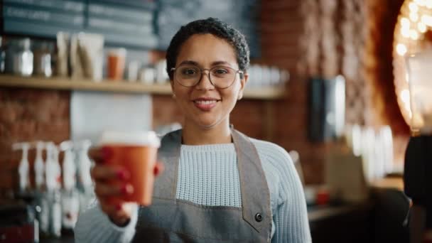 Portret latin Barista în cafenea — Videoclip de stoc