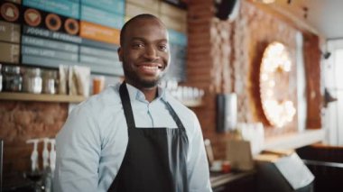 Kahve dükkanında mutlu barista