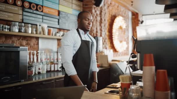 Barista feliz en la cafetería — Vídeos de Stock