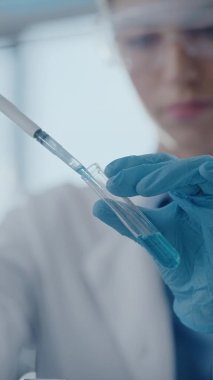 Laboratuvarda Pipette kullanan Dikey Video Kadın Bilimadamı