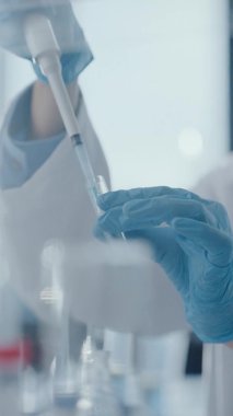 Laboratuvarda Pipette kullanan Dikey Video Kadın Bilimadamı
