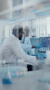 Laboratuvarda Bilgisayar üzerine çalışan Dikey Video Bilimadamı