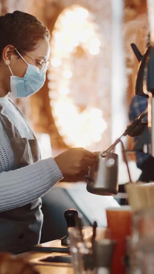Κάθετη Πλάνα Barista σε μάσκα προσώπου Κάνοντας καφέ στο καφέ — Αρχείο Βίντεο