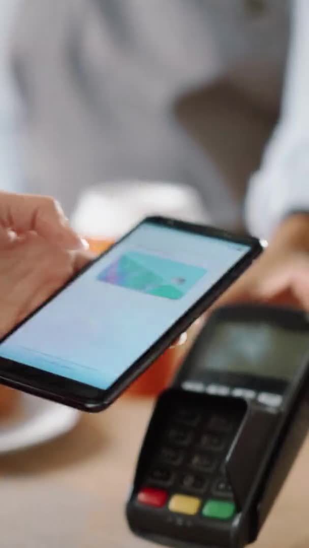 Pays Footage Vertikal untuk Kopi dengan Pembayaran Mobile NFC — Stok Video