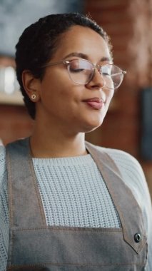 Kahve Dükkanında Dikey Mutlu Barista Portresi