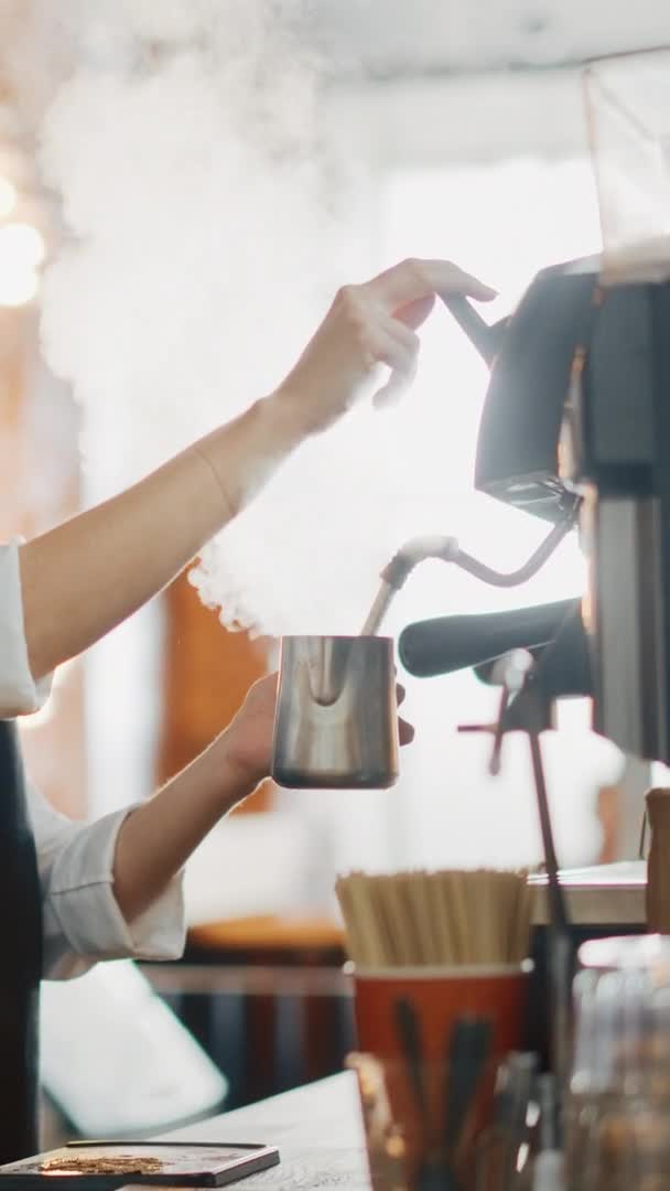 Κάθετη Πλάνα Barista Προετοιμασία Latte στην καφετέρια — Αρχείο Βίντεο