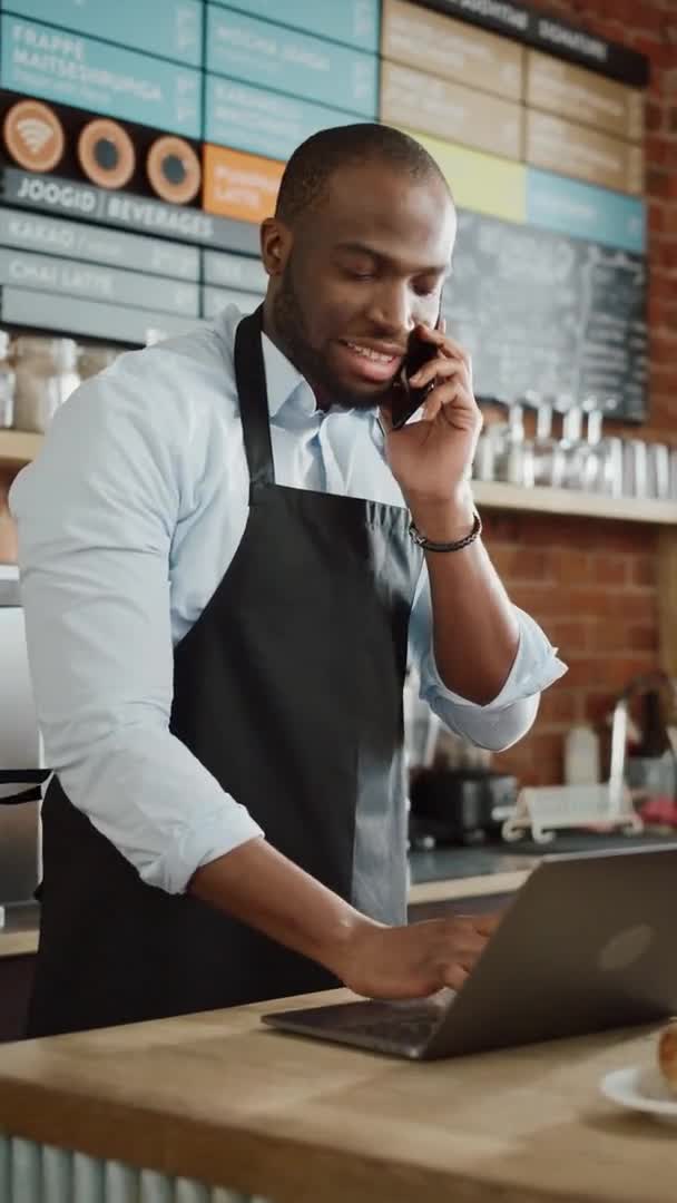 Imagini verticale Coffee Shop Lucrător preluând comanda prin telefon — Videoclip de stoc