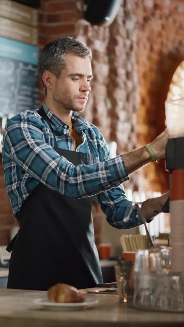 Pionowe nagranie Barista przygotowuje latte w kawiarni — Wideo stockowe