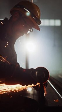 Metal Kesme Testere ile çalışan Dikey Video Fabrikası İşçisi