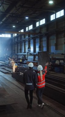 Fabrikada Yürüyen Dikey Video Çalışanları Atölyesinde