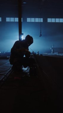 Fabrikada Çalışan Dikey Video Kaynak