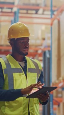 Depo 'da Tablet Kullanılan Dikey Video İşçisi