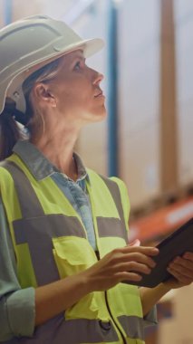 Dijital Tablet kullanan Dikey Video Depolama İşçisi