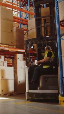 Dikey Video Depo Forklift çalışıyor
