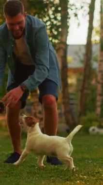 Park 'taki Dikey Video Adam Köpekle Oynuyor