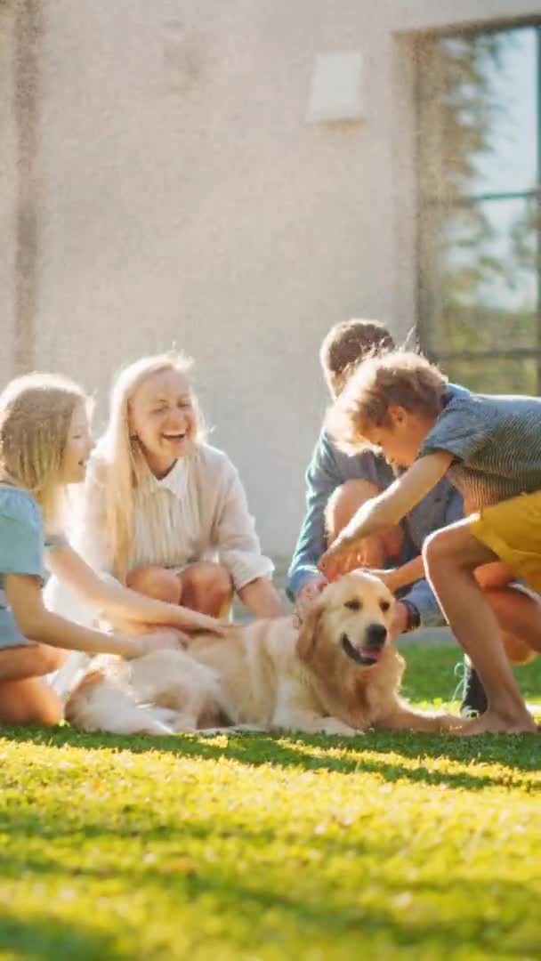 Vídeo Vertical Familia con Perro en Parque — Vídeos de Stock