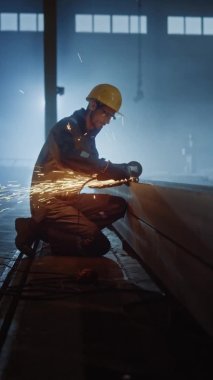 Dikey Video Fabrikası İşçisi