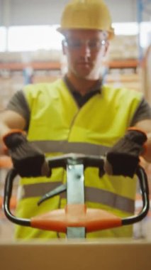 Dikey Video Depo İşçisi