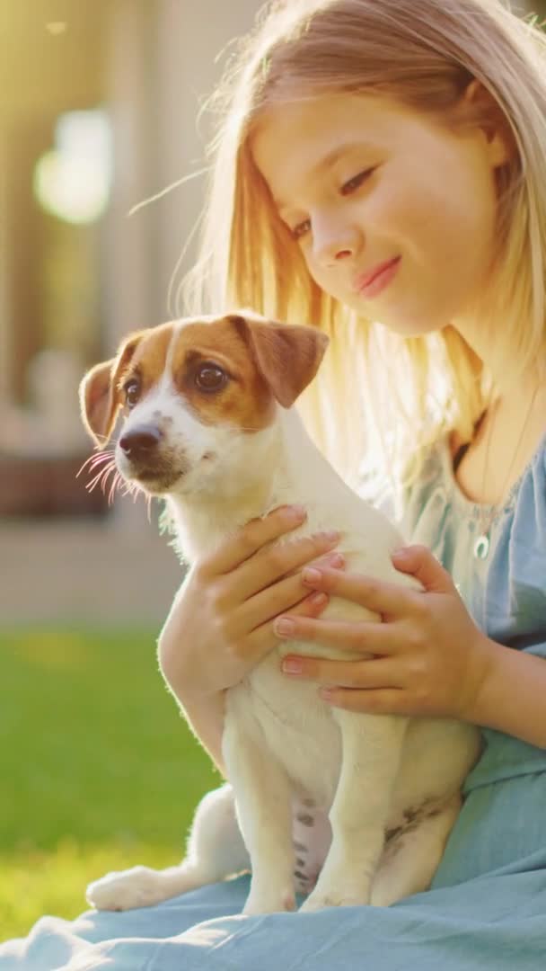 Vertikales Videomädchen mit Hund im Park — Stockvideo